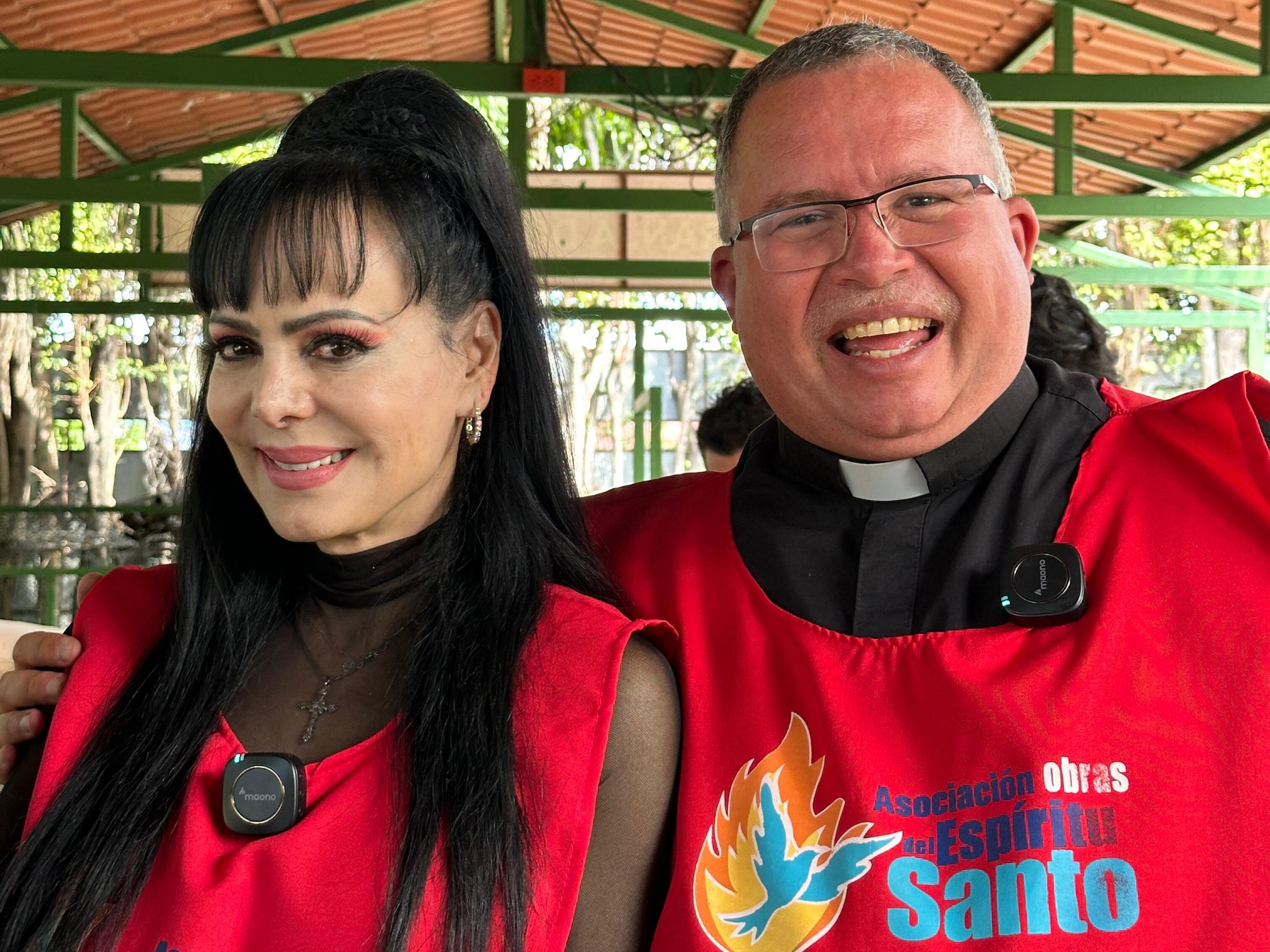 Maribel Guardia y el padre Sergio