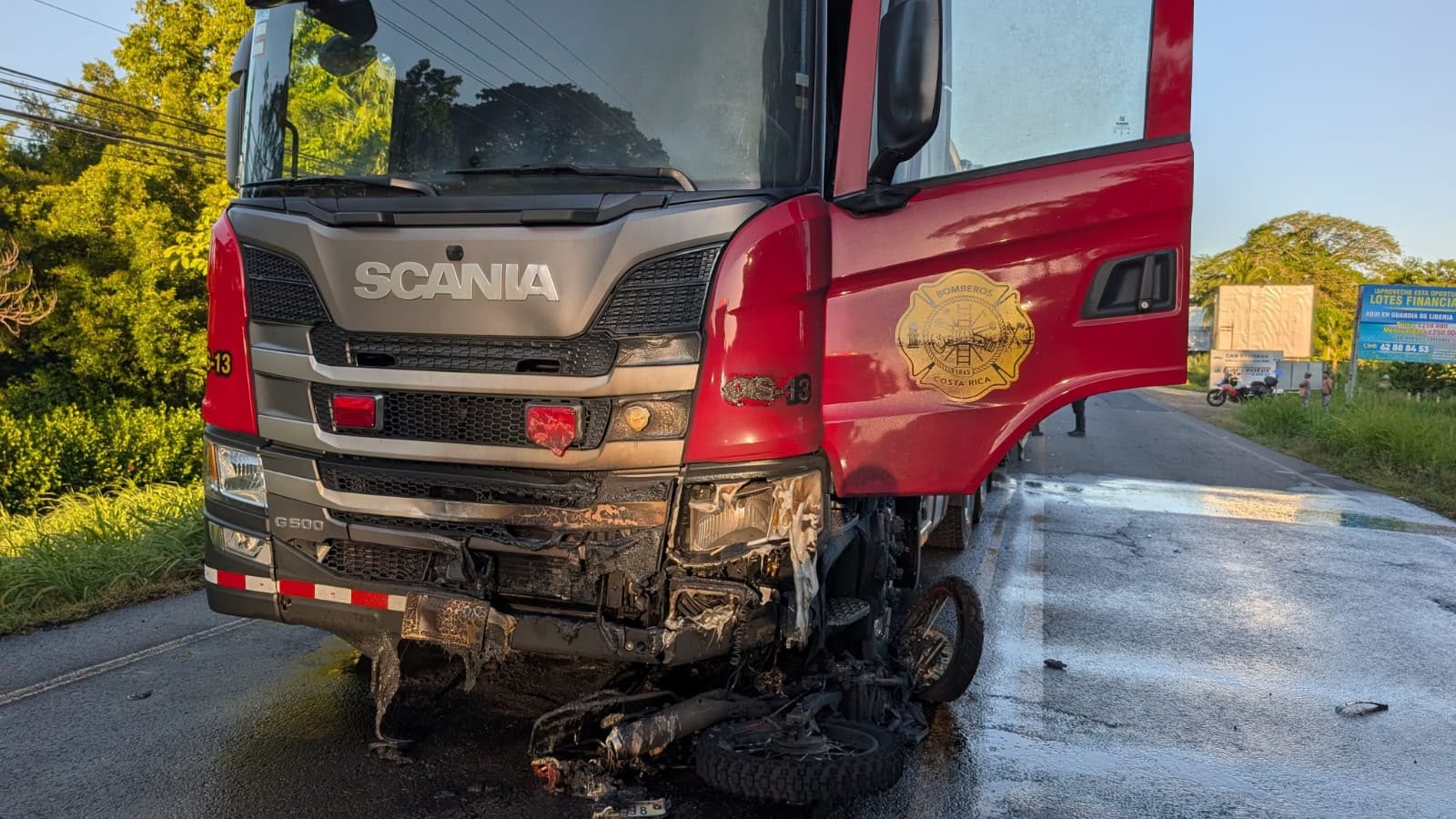 Un hombre de apellido Valles, de 33 años, murió al chocar contra un camión de Bomberos en Liberia, Guanacaste. Foto: Bomberos