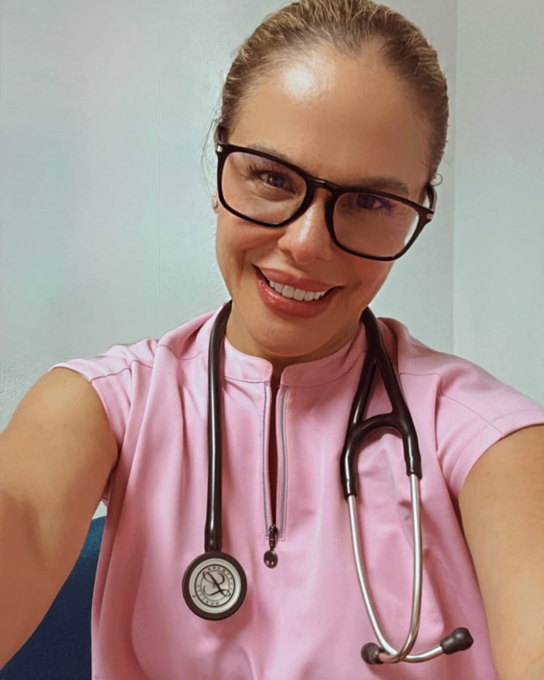 La exmodelo y presentadora de televisión, Guiselle López, ya anda para arriba y para abajo en los pasillos de algunos hospitales públicos del país.