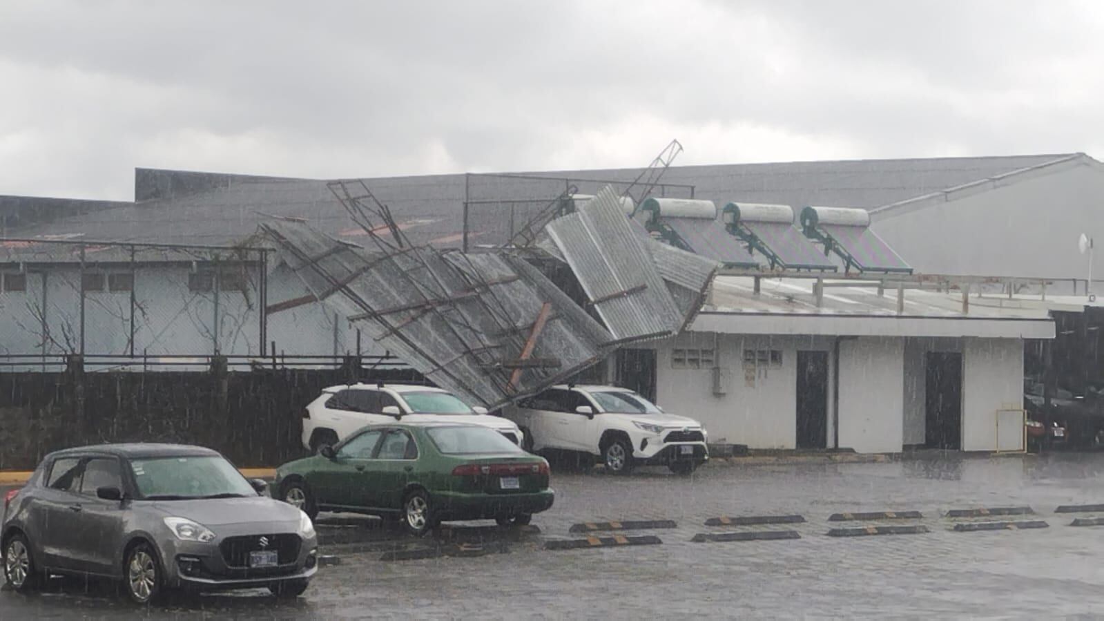 En Tibás el fuerte viento afectó el techado de varias estructuras. Foto: Cortesía