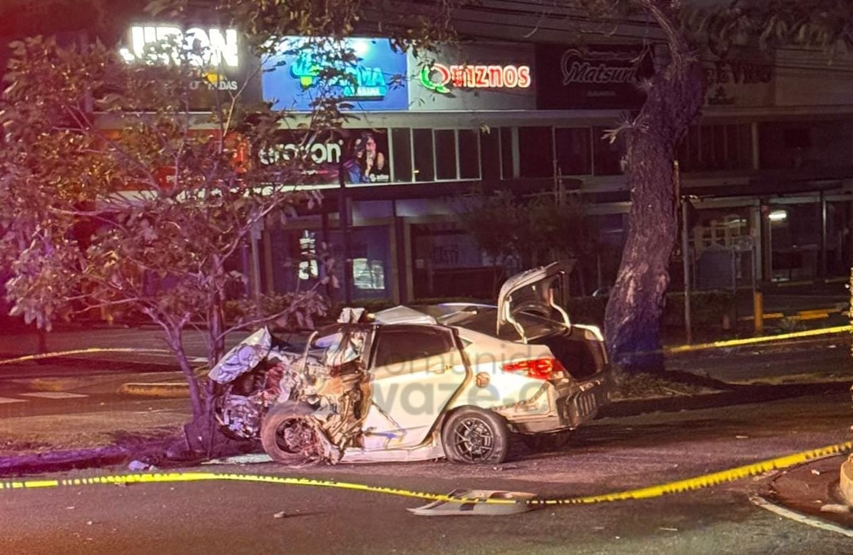 Un conductor de entre 35 y 40 años falleció la madrugada de este viernes luego de colisionar su vehículo contra un árbol en La Sabana; el impacto lo expulsó del automotor y el paso permanece cerrado.
