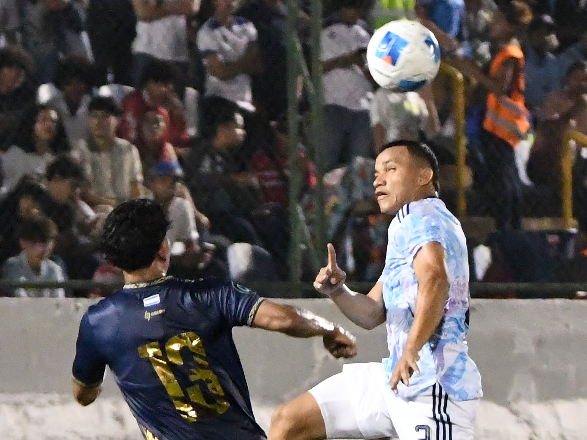 Yerlan Sosa, una de las principales figuras de Costa Rica, disputa el balón con Wildman Talavera, de Nicaragua, en este compromiso por la Nations League en Managua.