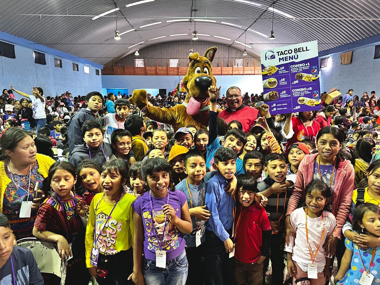 El padre Sergio Valverde y sus Obras del Espíritu Santo no solo alegran la Navidad y el Año Nuevo de miles de niños y familias en Costa Rica, también alcanza la solidaridad para hacerlo en Guatemala y El Salvador