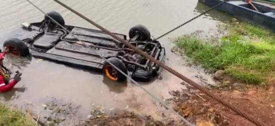 En este carro viajaban ocho personas que cayeron al río Medio Queso en Los Chiles, dos hermanas de 33 años y de 6 años de nacionalidad ecuatoriana fallecieron en el sitio. Foto: Cruz Roja