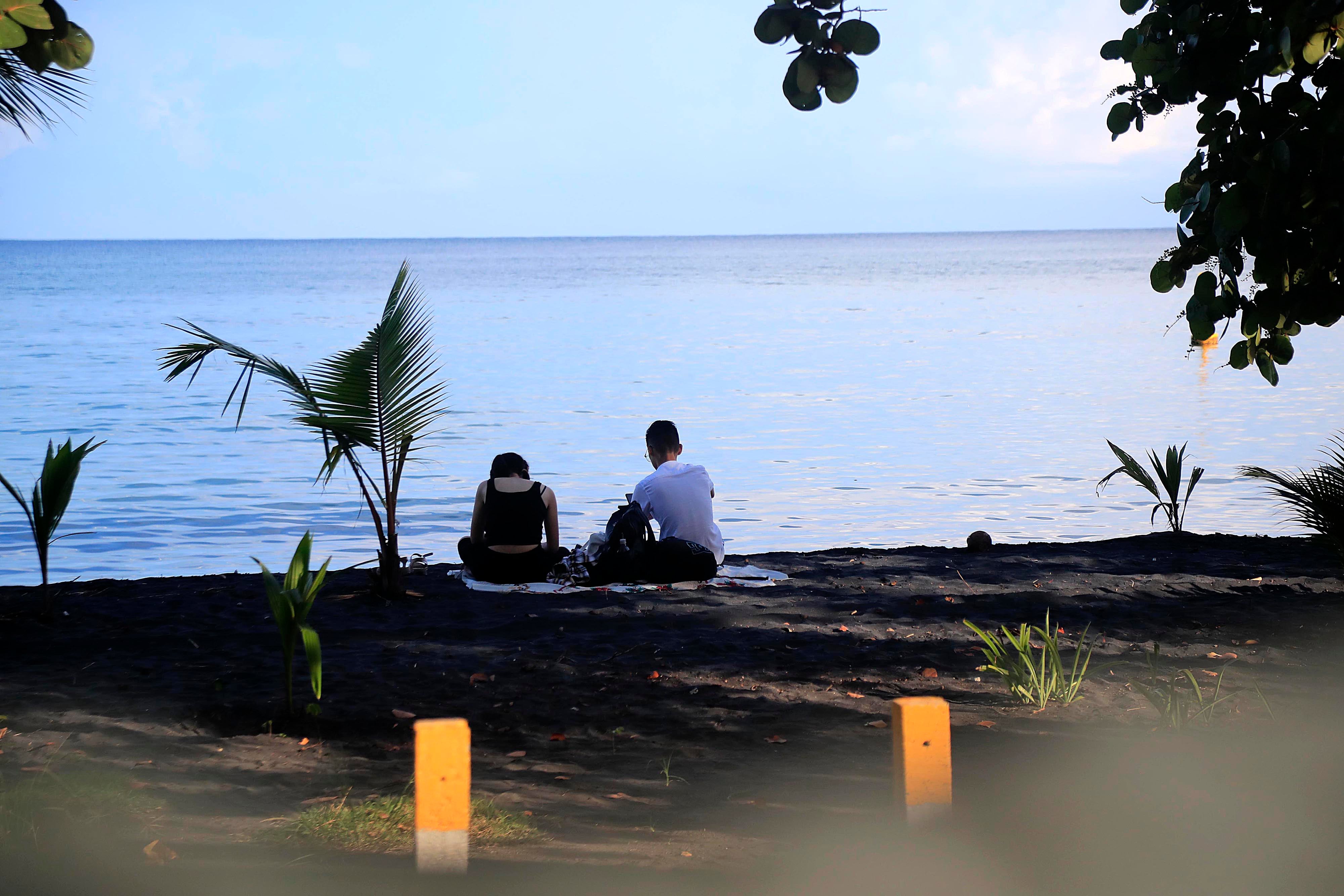 14/10/2023      Limón. Desde muy tempranas horas del día se vivió este sábado, en el atlántico de nuestro país, un gran ambiente en relación con el esperado eclipse anular de sol. Cientos de costarricenses se trasladaron a las playas del caribe sur para contemplar el anunciado acontecimiento astronómico del año, desde la parcialidad esperada para entre alrededor de las 10:15 a.m. y 1:50 p.m., pero sobre todo el punto de mayor esplendor apenas unos minutos después del mediodía. Foto: Rafael Pacheco Granados
Tempranas horas del día; Atlántico; Gran ambiente; Eclipse anular de sol; Playas del caribe sur; Acontecimiento astronómico; Parcialidad; Punto de mayor esplendor
Eclipse anular de sol