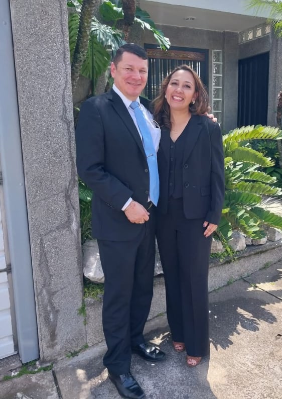 El exdiputado y abogado Óscar López y su prometida, la doctora Jessie Montes de Oca.v