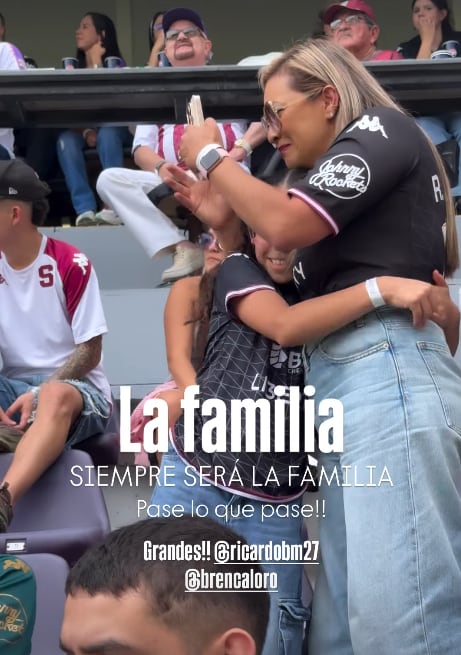 Brenda Calvo, esposa de Ricardo Blanco no pudo contener el llanto, al ver a su esposo entrar al partido entre Saprissa y Puntarenas. Captura de pantalla.