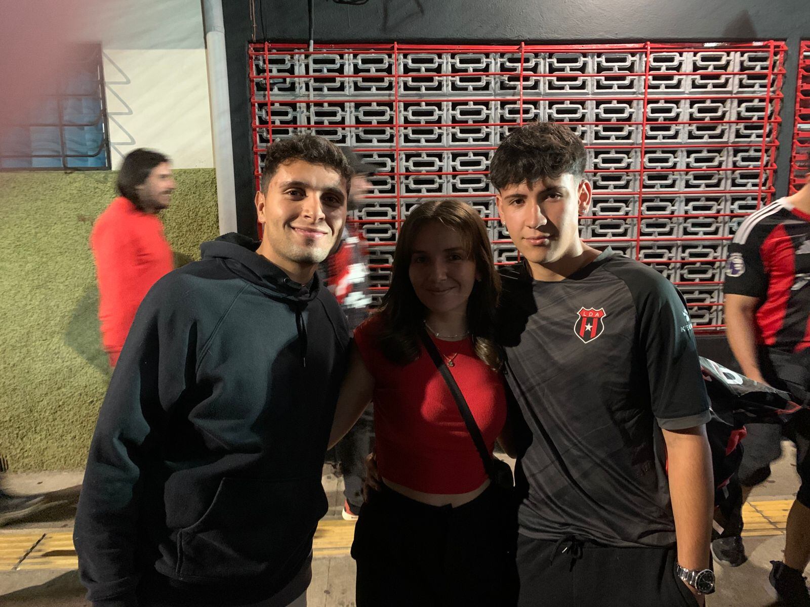 Joshua Parra con familiares, estadio Alejandro Morera Soto