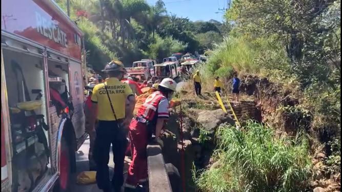 Seis heridos fue el saldo de un choque de dos carros que terminaron en el cauce del río Virilla. Foto Bomberos.