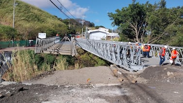 ¿Cómo va la colocación de los puentes bailey en Bajo Los Ledezma?