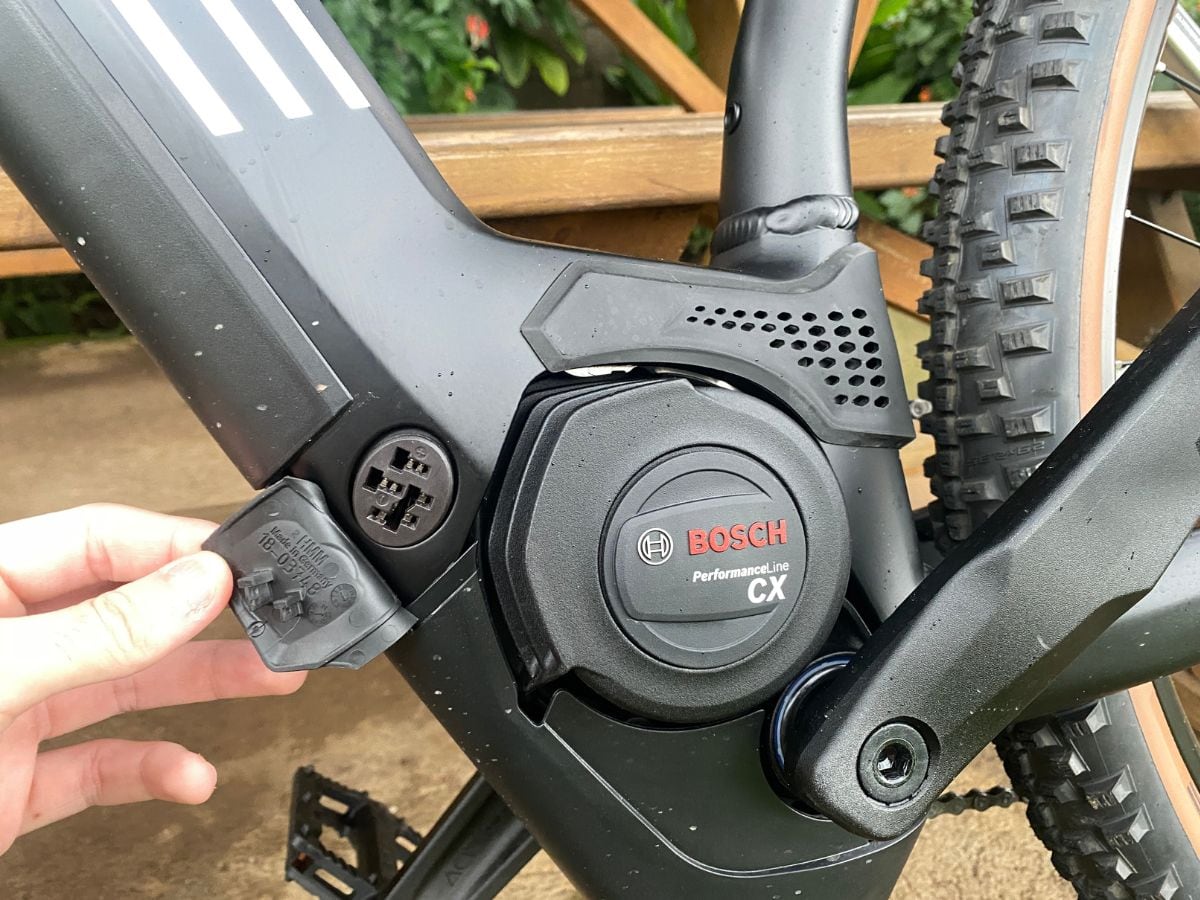 Aquí sucede la magia, a través de ese enchufe se carga la batería que le otorga la energía a la cleta.