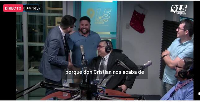 Periodistas de canal 7 en la cabian de Teletica radio