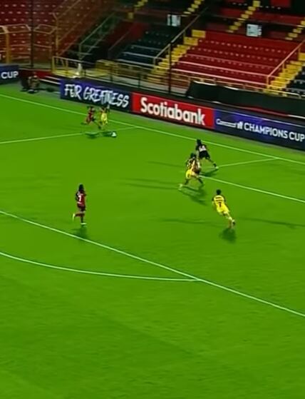 Gabriela Guillén de Alajuelense en el ojo del huracán por supuesto jalonazo de cabello. Captura de pantalla.