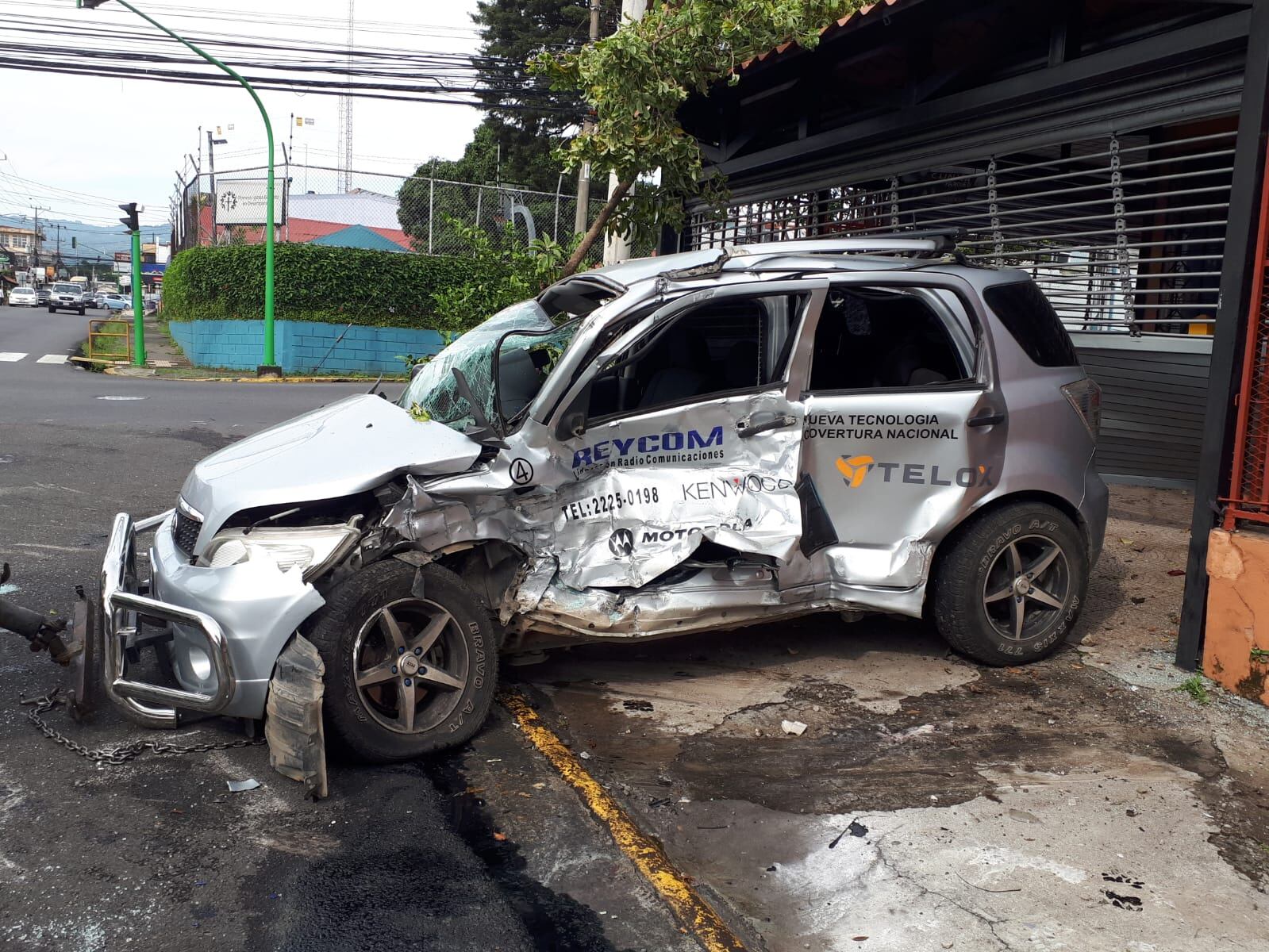 Choque de carro y patrulla en Desamparados