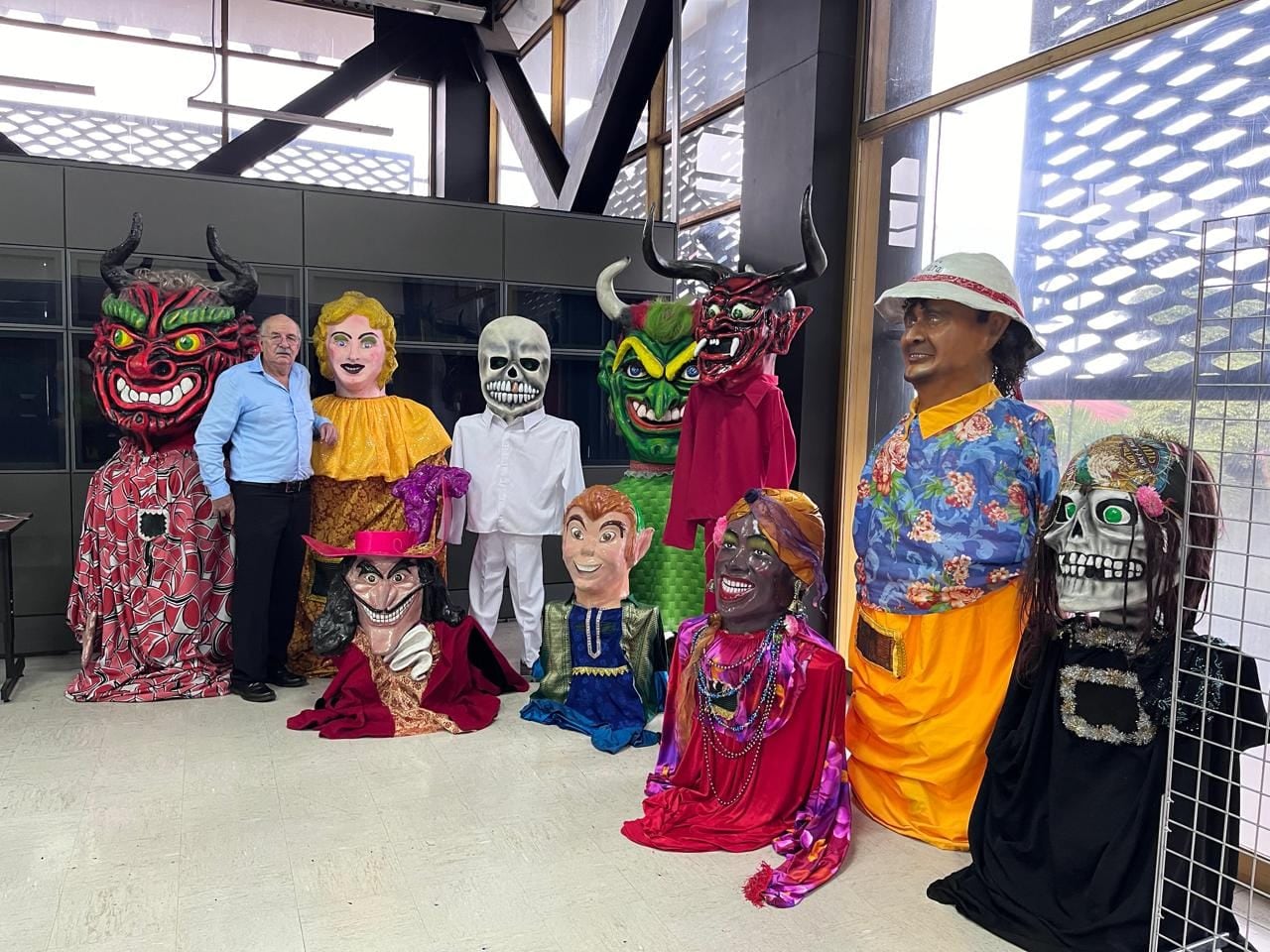 Mario Ledezma Alfaro quien tiene 72 años de edad, es nativo del puro corazón de Heredia y su primera máscara la hizo a los 12 años, fue una calavera, semanas después hizo la segunda, el Pisuicas y a partir de ahí se “enamoró” de este personaje tan fundamental en toda mascarada.