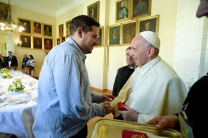 Marco Navarro, comunicador costarricense, cenó con el papa Francisco en la Jornada Mundial de la Juventud en Brasil 2013
