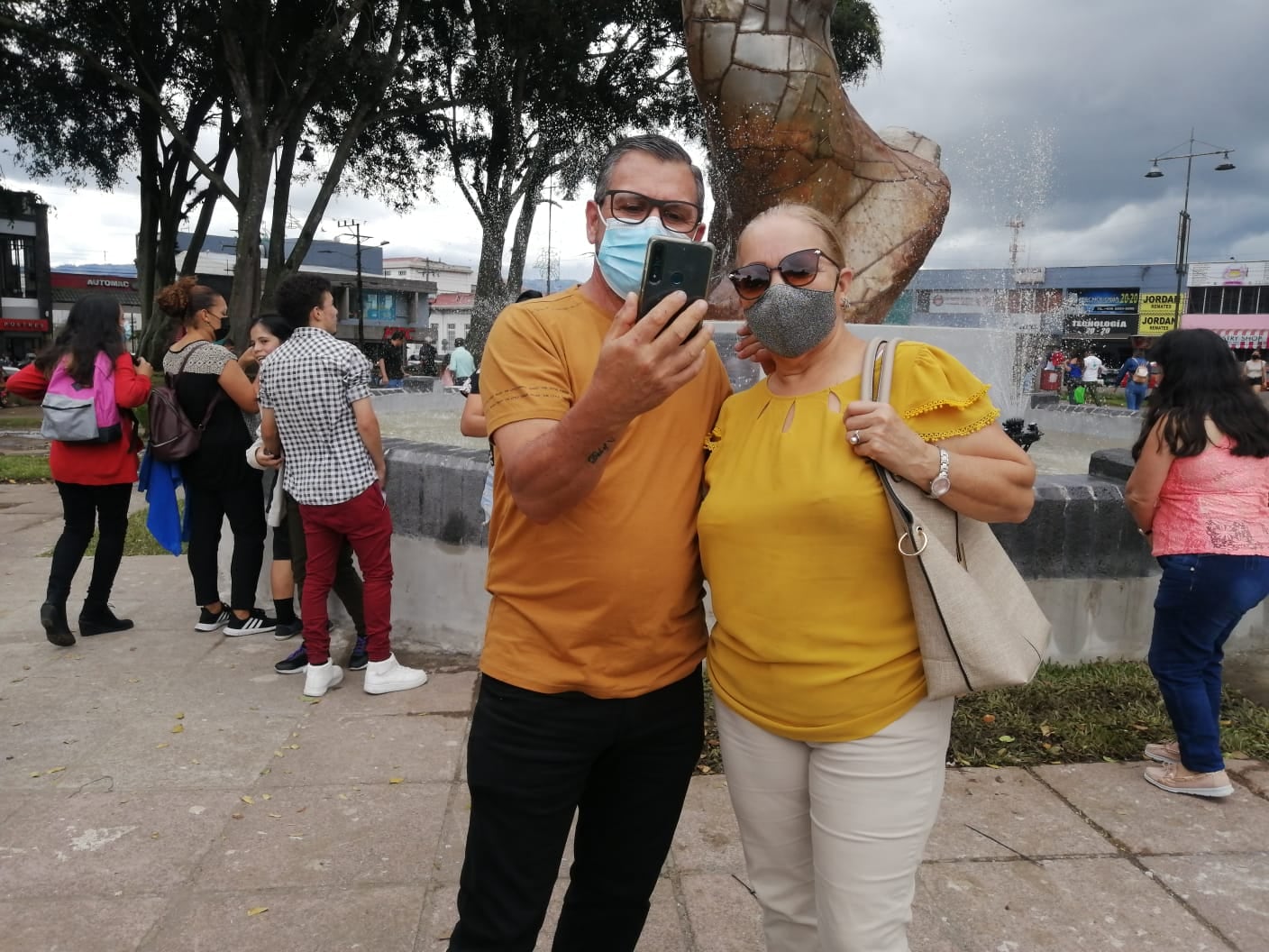 La plaza mayor de Cartago, luego de que se develó el monumento dedicado al bicentenario de la Independencia, ha sido un llenazo de gente que está feliz con la nueva cara de la plaza. En la foto, Don Óscar Coto llegó con su esposa, doña Nuria Brenes, vecinos de El Guarco