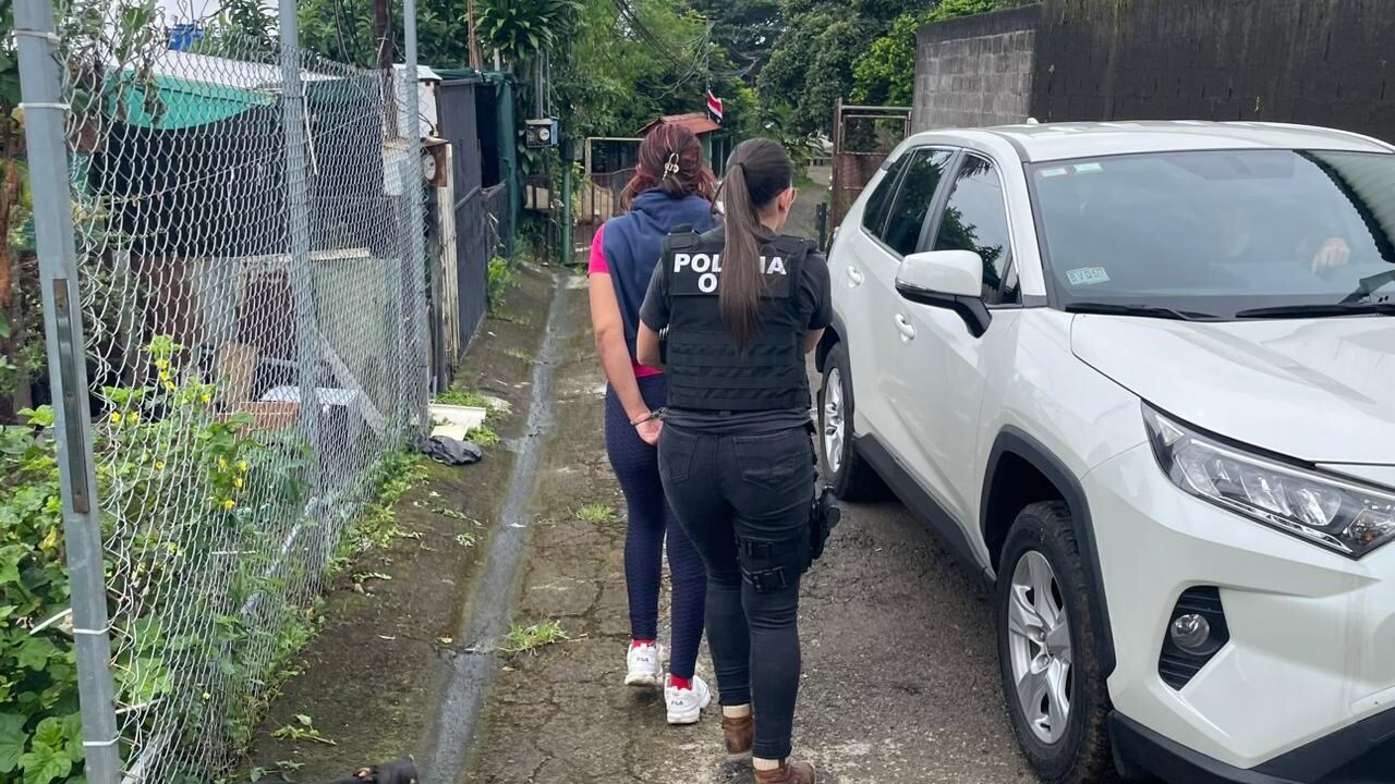 Una adolescente de 17 años y una muchacha de 20 años se convirtieron en víctimas de una banda de explotación sexual de una mujer de apellidos Ortega Mata, de 40 años y a dos hombres de apellidos Moreira Chaves y Ortega Carranza, ambos de 50 años. Foto: OIJ