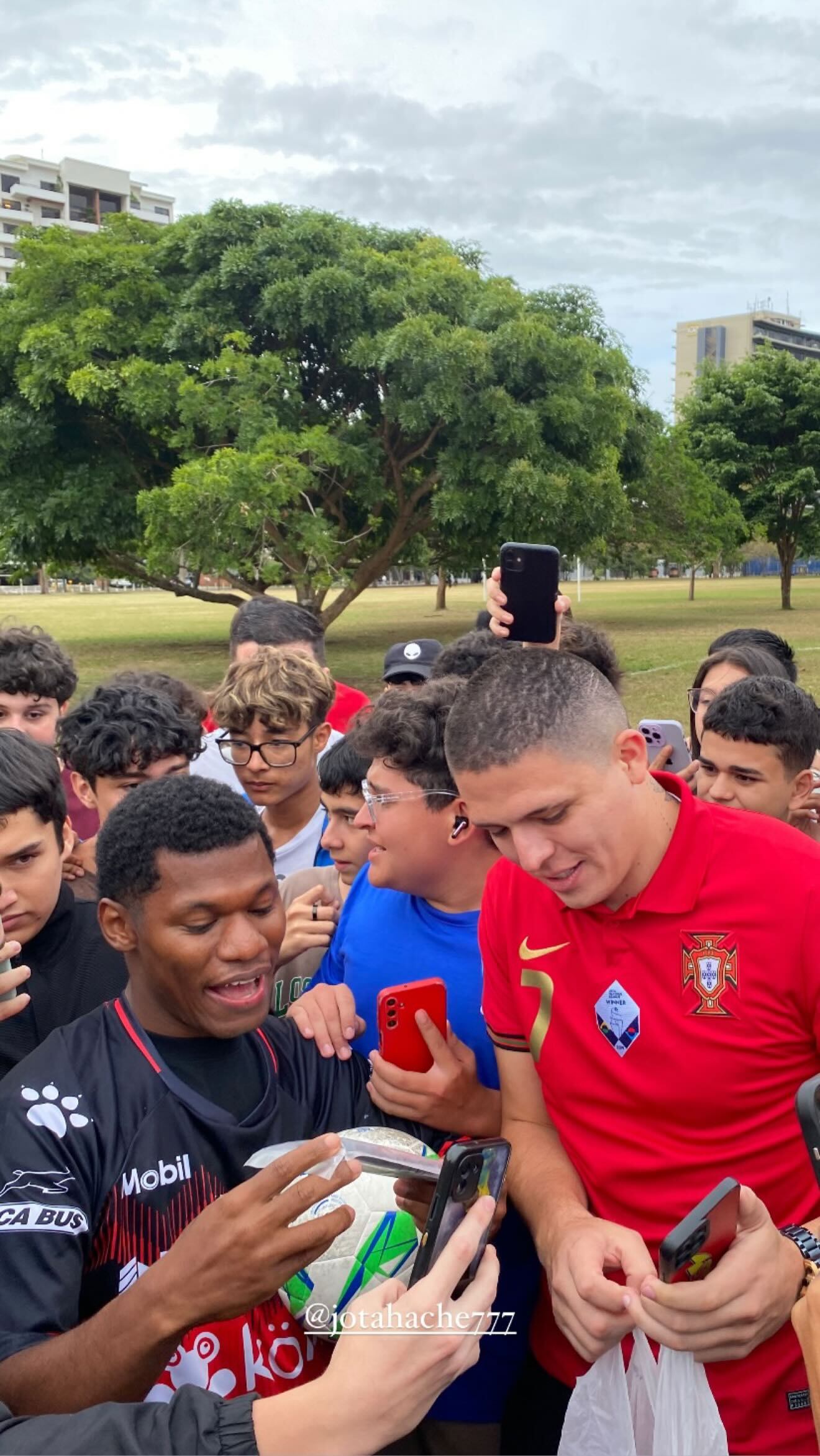 JH fiirmó autógrafos y se tomó selfies