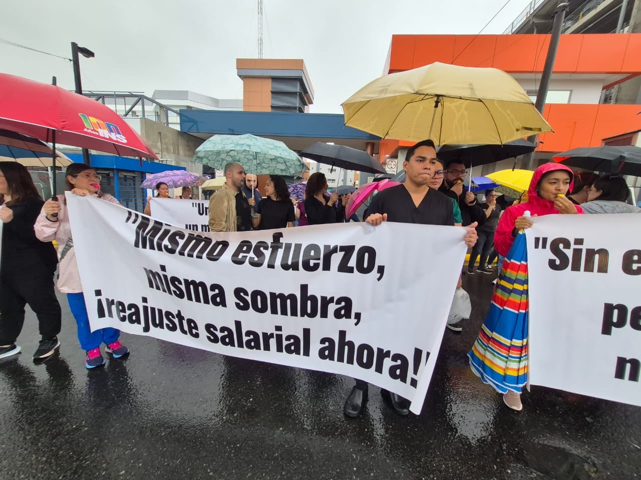 El personal de salud del Instituto Nacional de Seguros (en ese caso Grupo INS) realizó un plantón este jueves frente al Hospital del Trauma para exigir un mejor ingreso económico en sus salarios
