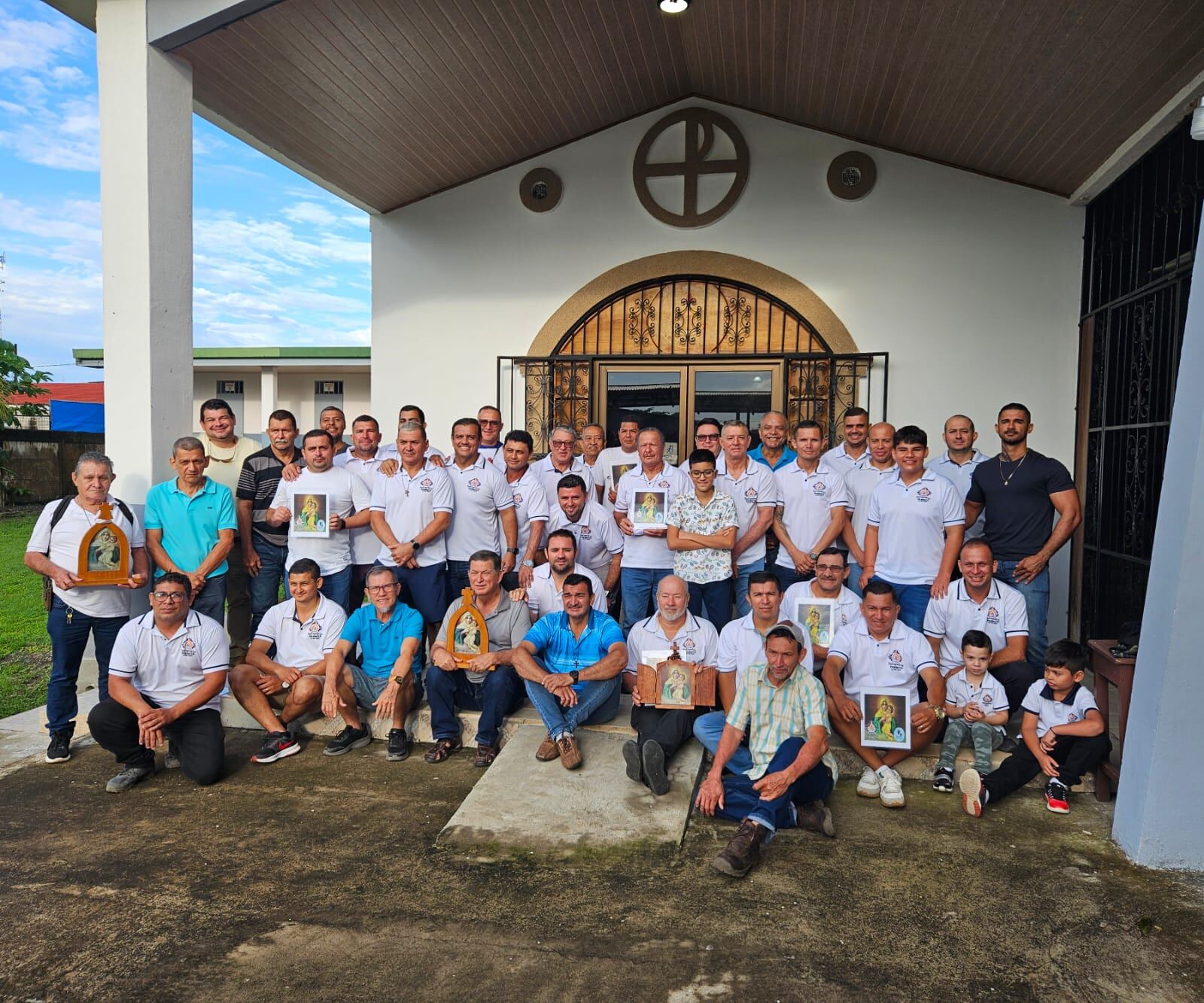 En el país existe un ejército de 1.200 hombres que rezan por todos nosotros en las madrugadas y en las 7 provincias.