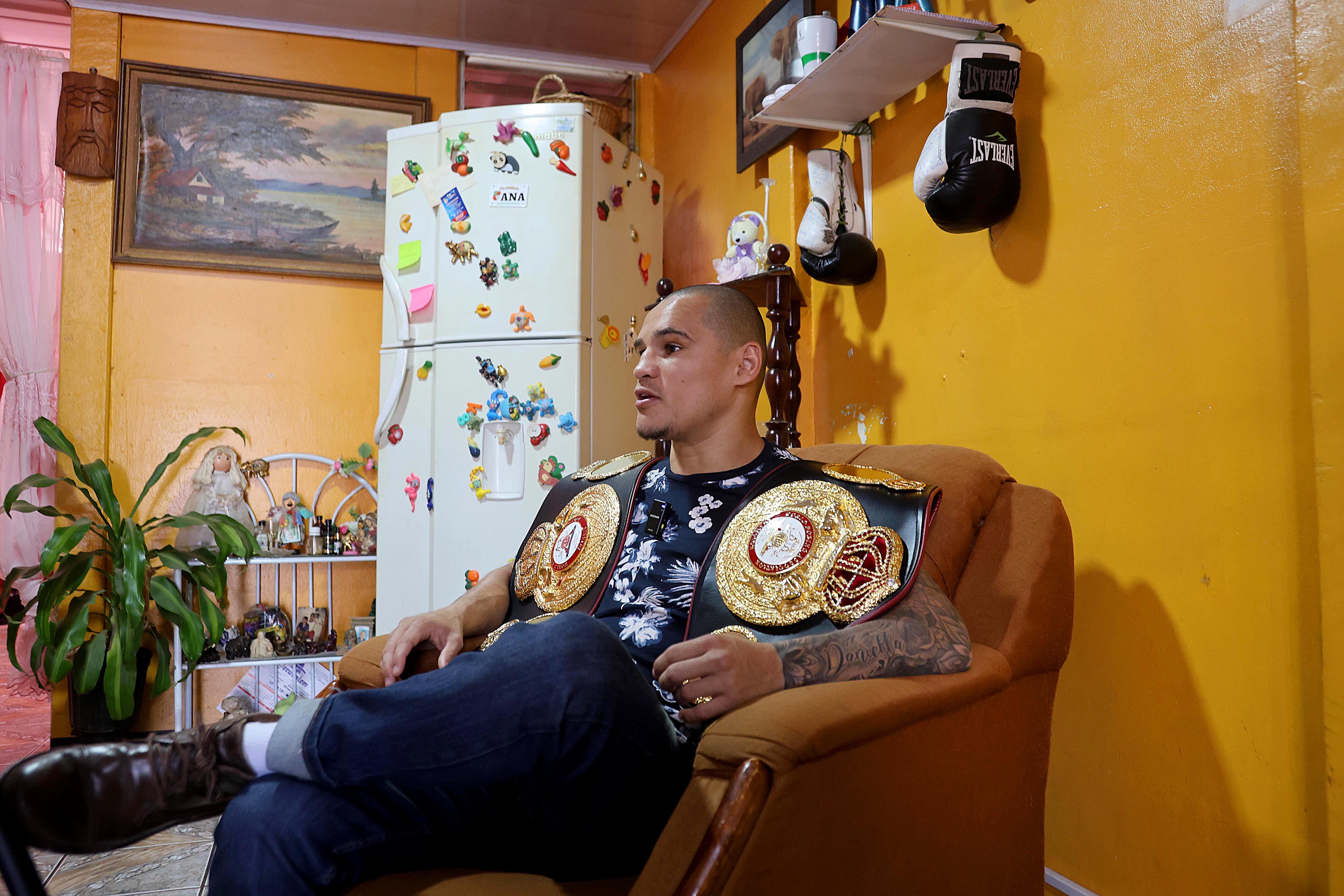 25/04/2024 Cartago. David “Medallita” Jiménez, quien recientemente se proclamó en Campeón Mundial Interino Supermosca (115 libras) de la Asociación Mundial de Boxeo (AMB) se reunió con su familia en la casa de sus padres y habló de su carrera, sacrificios y logros, y de su futuro como boxeador profesional. Foto: Rafael Pacheco Granados