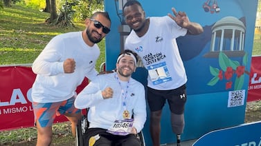 Modelo Esteban Chavarría dejó su silla de ruedas para cruzar la meta de la Gran Maratón Costa Rica