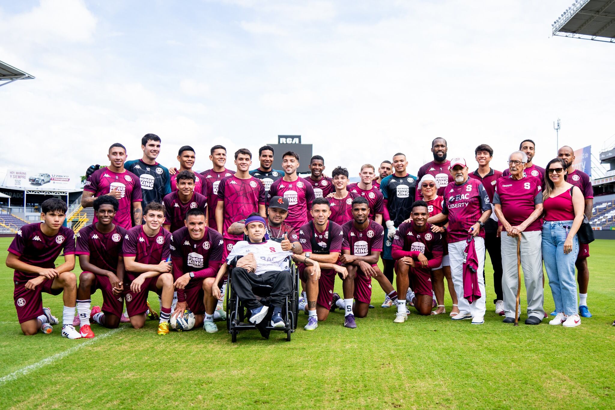 Los jugadores del Saprissa Alberth Barahona y Kenay Myrie reaparecieron con el primer equipo. Facebook Saprissa.