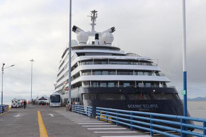 Mega-yate de $250 millones ancló en Quepos por el inicio de la temporada de cruceros de expedición y lujo