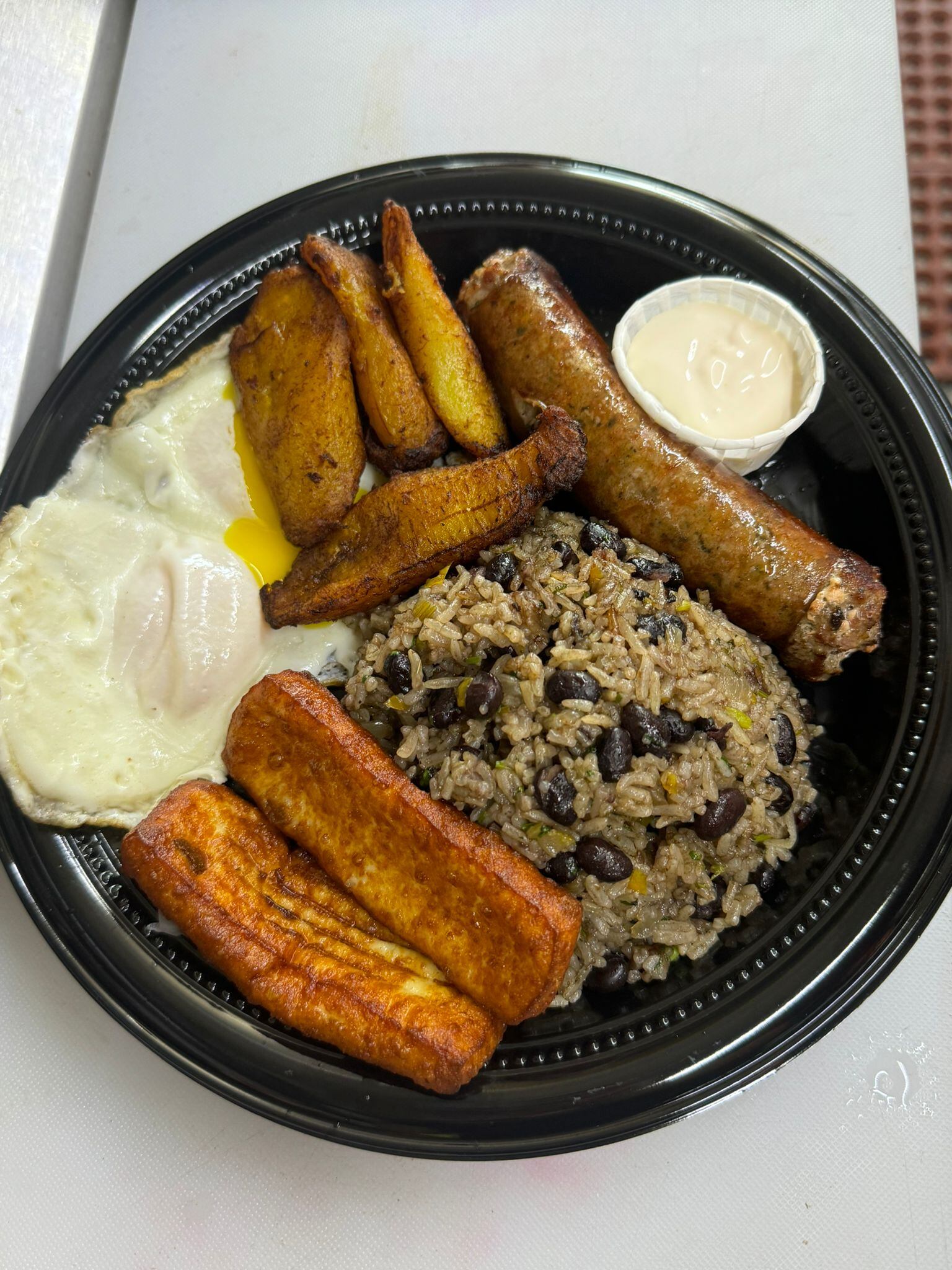 Matrimonio tico que vive en Estados Unidos hace su propio chorizo y salchichón