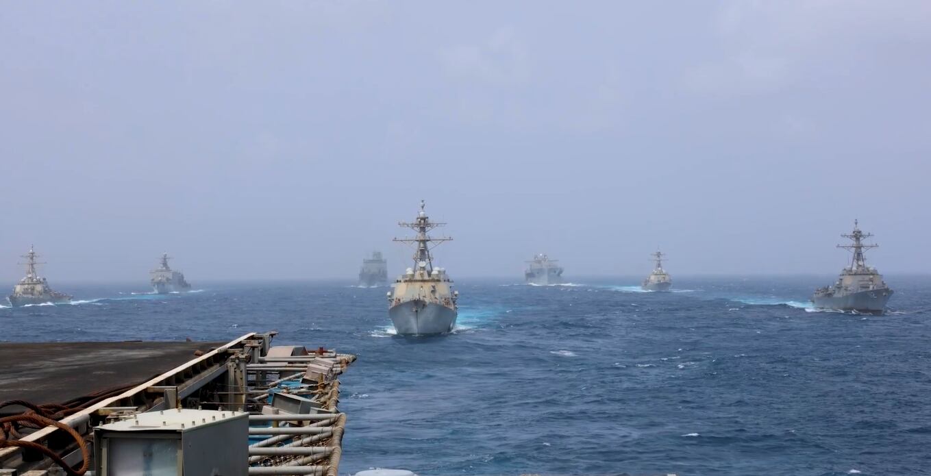 Captura pantalla de X del Comando Central de Estados Unidos, de video que muestra naves patrullando el Medio Oriente.