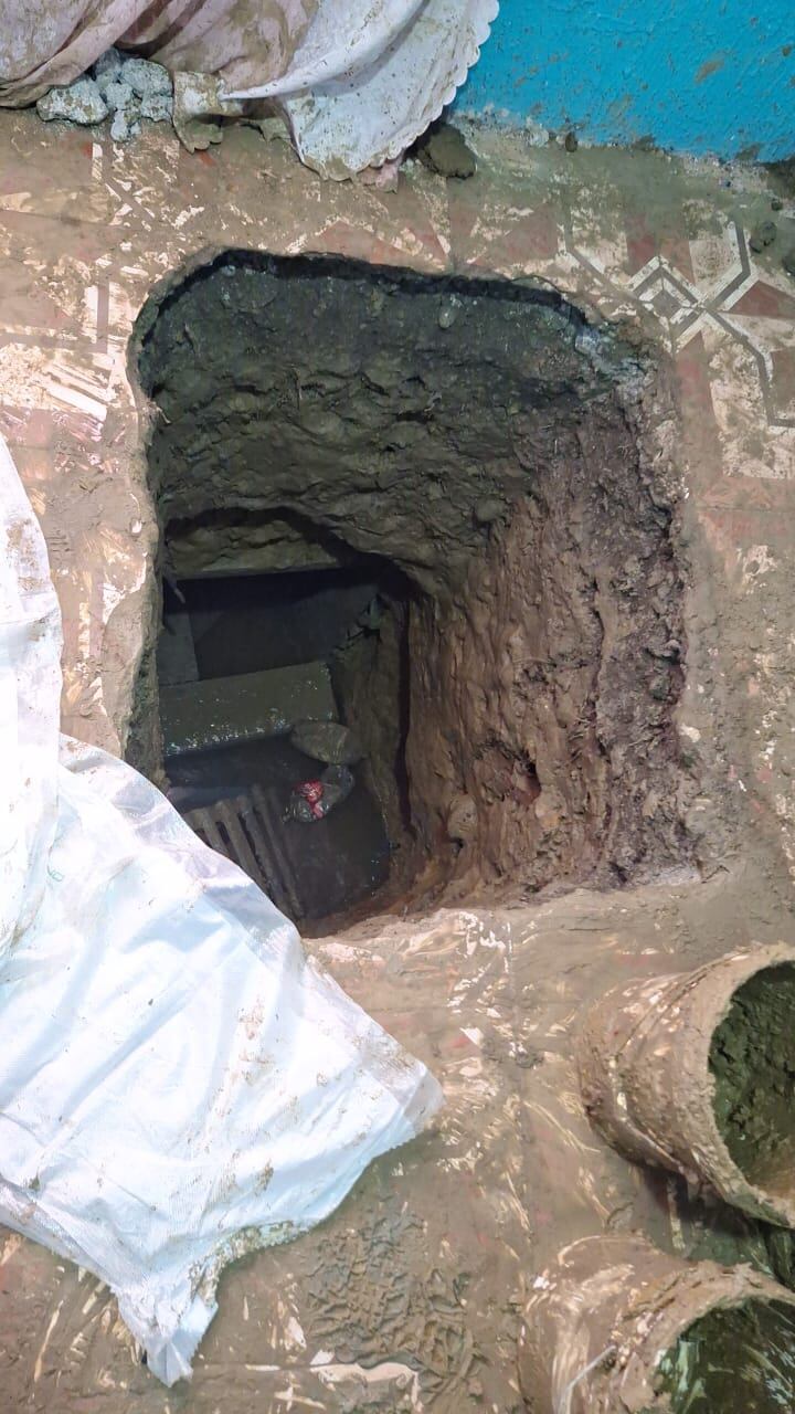 El ingenio al que llegan los ladrones no deja de sorprender, esta vez las autoridades encontraron un sofisticado túnel de 10 metros de largo el cual salía desde una casa en Búfalo de Río Blanco, Limón y llegaba hasta un poliducto. Foto: Recope