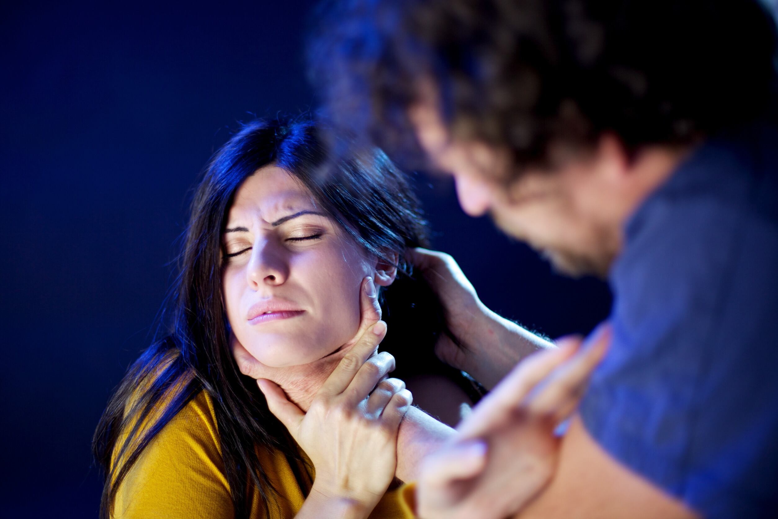 Las relaciones de pareja pueden ser complicadas y en ocasiones pueden tener situaciones que comprometen la estabilidad emocional y física de las personas involucradas. Una de estas situaciones es el comportamiento sicopático de una de las partes