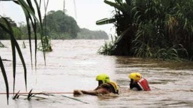 Rescatistas realizaron arriesgada búsqueda de un hombre arrastrado en el río Sucio, Pococí