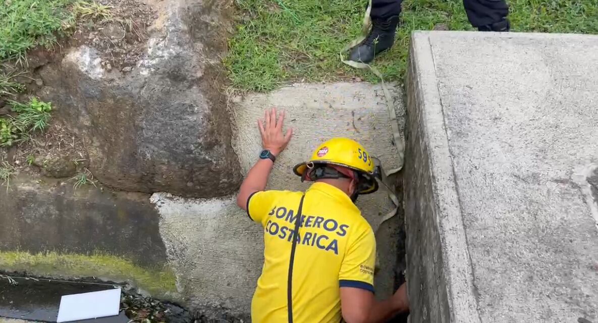 Hombre fue rescatado de alcantarilla en San Antonio de Belén