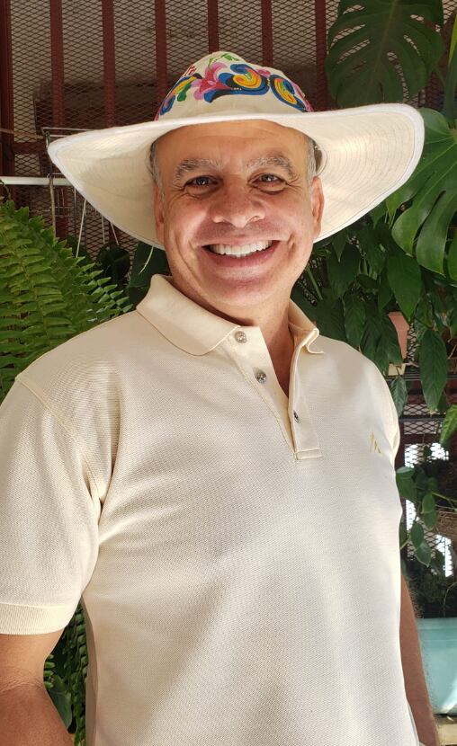 Giovanni Calderón, "El profe Calderón", presentador de canal 8.