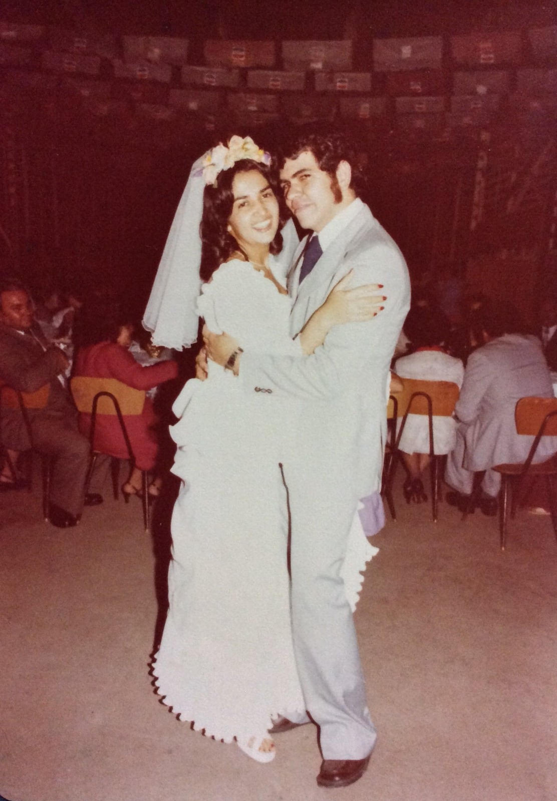 Aníbal Quesada Paniagua se enamoró de Giselle Castillo Lara cuando era un seminarista, se casaron y tuvieron dos hijos, pero un accidente aéreo separó a la familia. Él decidió convertirse en sacerdote para estar cerca de su familia. Foto: Mariluz Castillo para La Teja