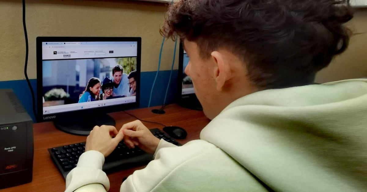 Estudiante frente a computadora