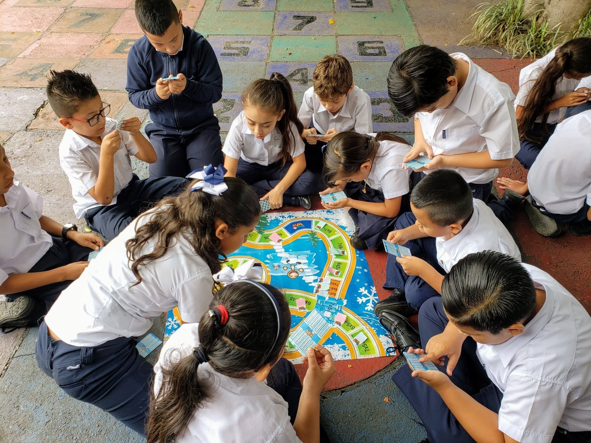 Doña Laura Ortiz creó un juego en cartulina para ayudar a su hijo a estudiar las tablas de multiplicar; 12 años después, Itanwix exporta juegos educativos y combate el deterioro cognitivo.