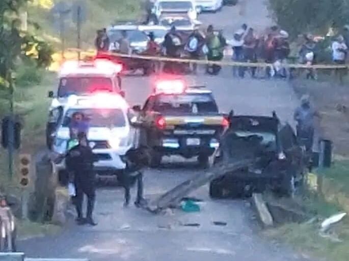 El choque fue tan violento que la baranda atravesó por completo el carro. Foto cortesía.