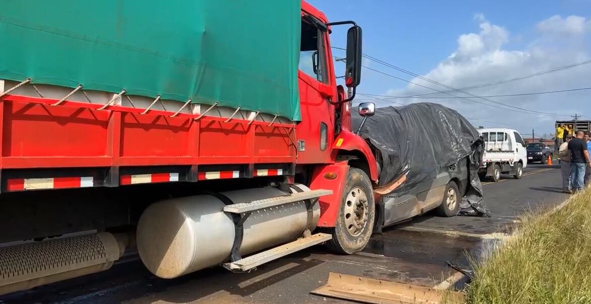 Dos fallecidos y un niño herido por choque en Muelle de San Carlos. Imagen Allan jara.