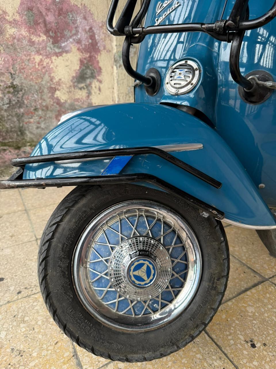 Don Alciony Bonilla se enamoró de las Vespa cuando era un colegial y, casi siete décadas después, asegura que morirá con la misma ilusión con la que se montó por primera vez en una.