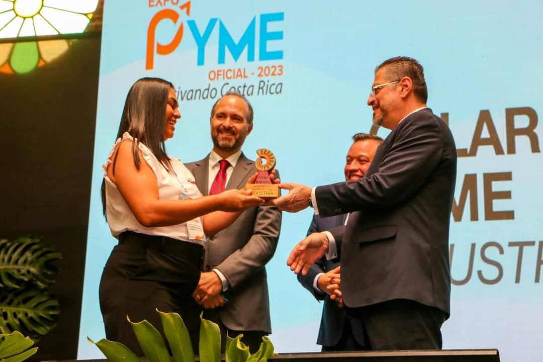 A Yorleni Chacón Gómez el Ministerio de Economía (MEIC) la designó como ganadora del Premio del Año 2023 en la categoría Industria a su negocio, Alimentos Chago. En la foto, el premio se lo entrega el presidente Rodrigo Chaves Robles