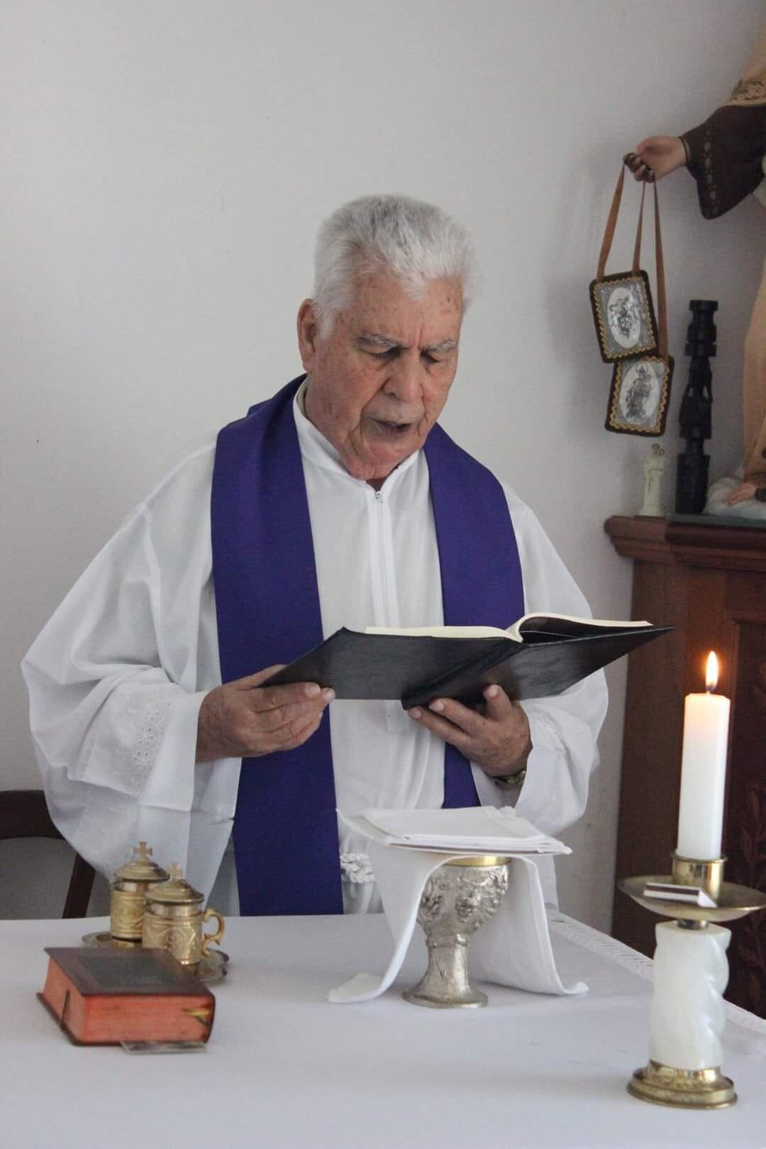 Siempre dijo que era un tilaranense por adopción. Amó con todo su corazón Guanacaste y se entregó por completo a su gente. El sacerdote Juan José Navarro volvió a la casa del señor este sábado 19 de setiembre