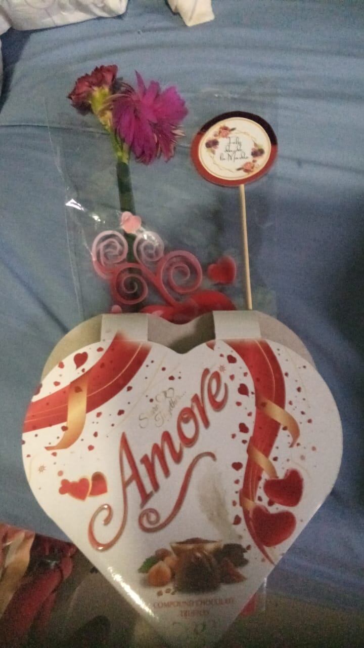 Luis Solano Víctor, de 34 años, le regaló a su mamá unas flores y una caja de chocolares a su mamá antes de ser asesinado junto a su novia Ana Alicia Vargas Vargas, de 44 años. Foto: Tomada de redes sociales