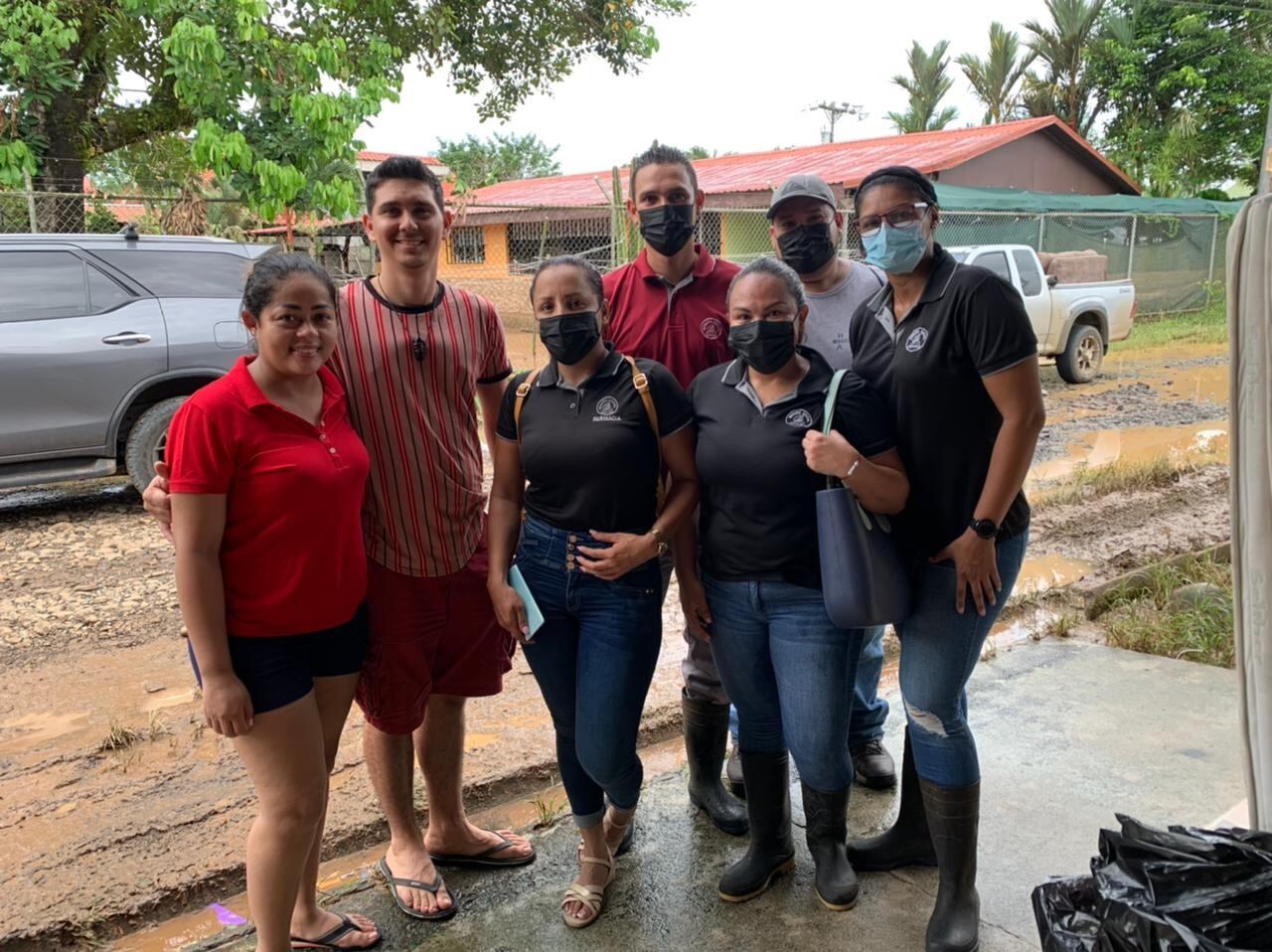 Un grupo de trabajadores del hospital de Upala había hecho planes para disfrutar del fin de semana largo el pasado 24, 25 y 26 de julio, pero las inundaciones cambiaron sus planes y decidieron solidarizarse con las familias, de su cantón vecino Guatuso