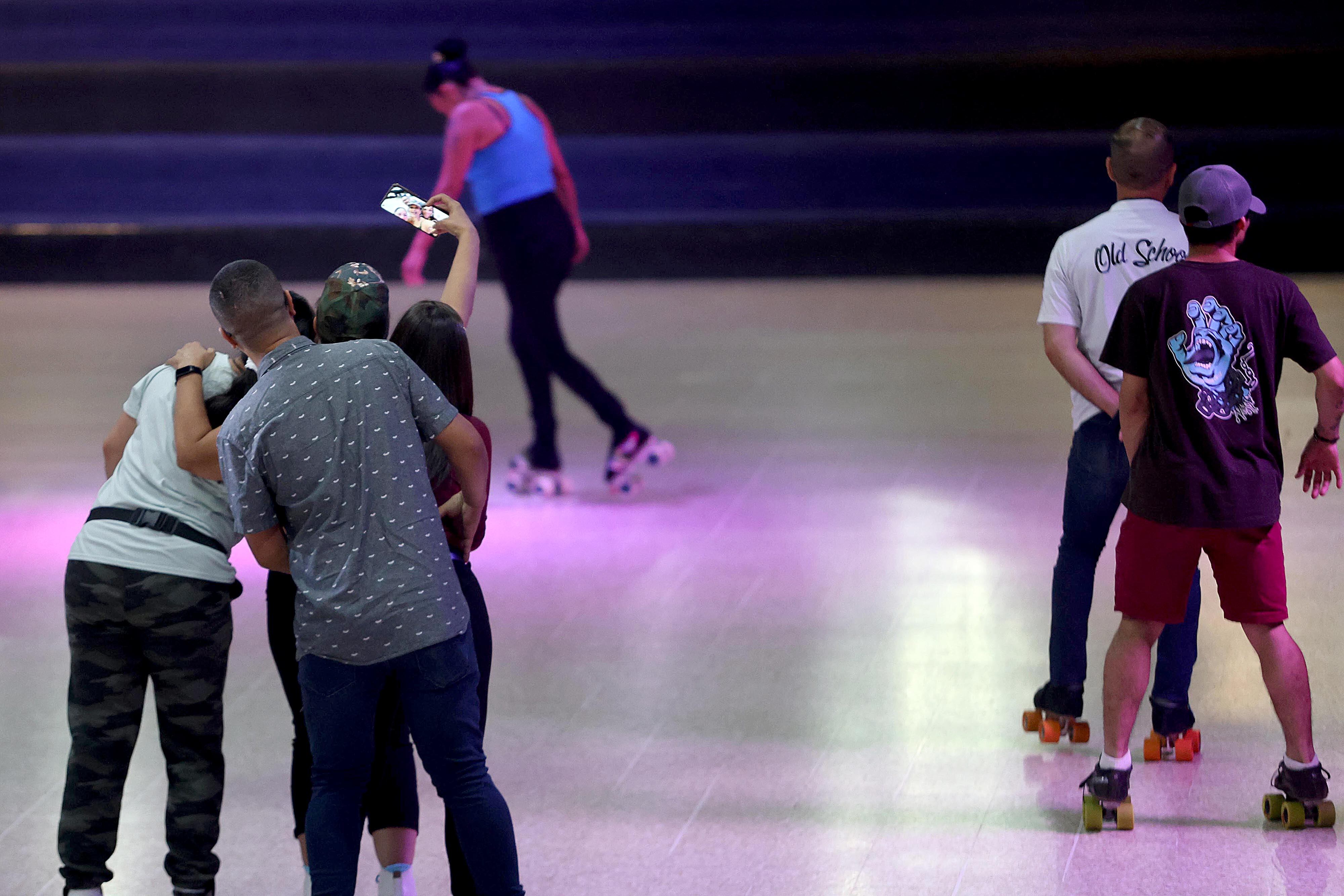 04/03/2024 San Pedro. Patinadores, del grupo de veteranos que todos lunes patinan en el Salón de Patines Music. Foto: Rafael Pacheco Granados