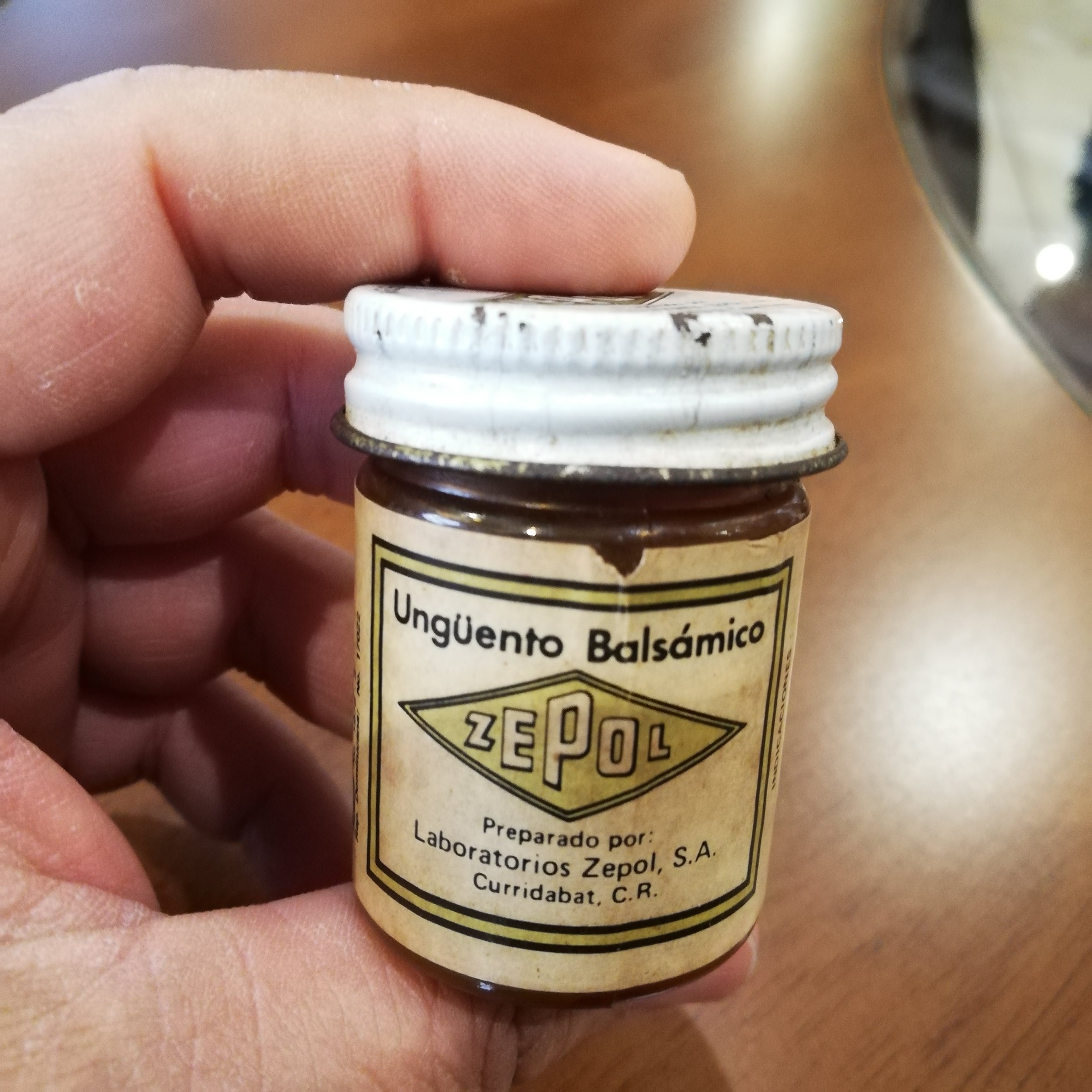 En 1951 el ungüento balsámico, Zepol, se comenzó a envasar industrialmente, sin embargo, el farmacéutico venezolano, Luis Alejandro López, lo inventó desde 1926, o sea, que para el 2021, cumple 95 de haberse creado