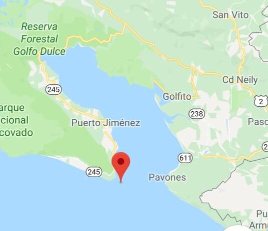 Rescatan a tres náufragos en el Golfo Dulce. Foto cortesía Rolando Guevara.