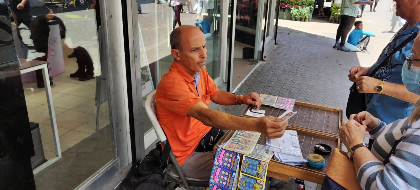 Errol Vásquez es un chancero del puritico corazón de San José quien jamás le ha subido un cinco a los Chances y la Lotería que vende.